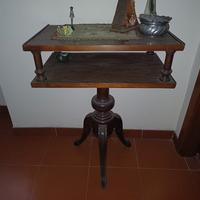 mobiletto in legno tre piedi