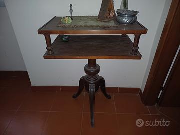 mobiletto in legno tre piedi
