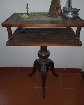 mobiletto in legno tre piedi