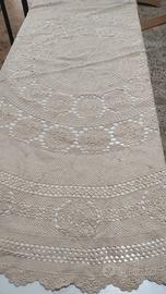 COPRITAVOLA FATTO A MANO ALL’UNCINETTO, IN COTONE 