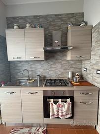 Cucina completa e tavolo 4 sedie