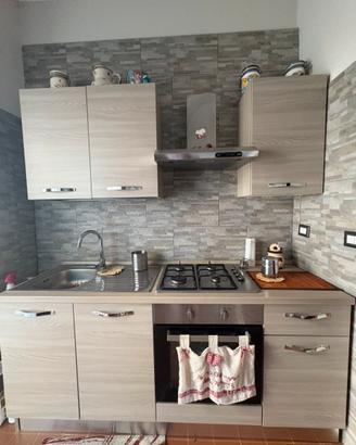 Cucina completa e tavolo 4 sedie