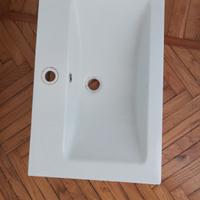lavabo e rubinetto in ceramica 