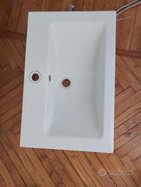 lavabo e rubinetto in ceramica 