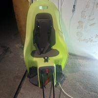 seggiolino con casco