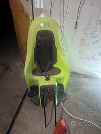 seggiolino con casco