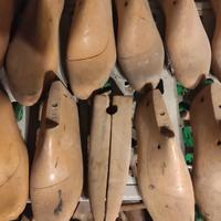 forme x scarpe in legno