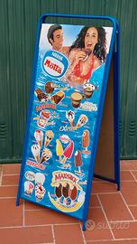 Coppia di listini gelati Motta in metallo. 2005