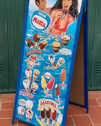 Coppia di listini gelati Motta in metallo. 2005