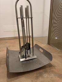 Set. Camino acciaio moderno e accessori