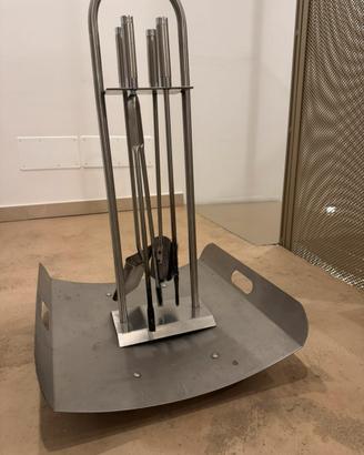 Set. Camino acciaio moderno e accessori