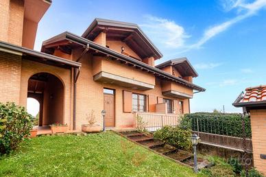 Villa a Schiera a Bernareggio, 6 locali