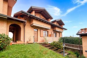 Villa a Schiera a Bernareggio, 6 locali