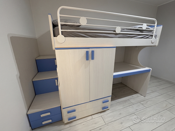 Letto a soppalco con armadio e scrivania