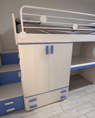 Letto a soppalco con armadio e scrivania