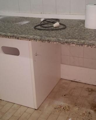 Tavolo da lavoro con cassettiera e portasacchi