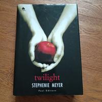 Twilight, di Stephenie Myer, Fazi editore.