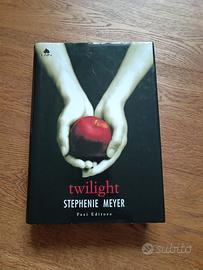 Twilight, di Stephenie Myer, Fazi editore.