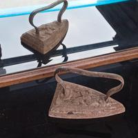 Vecchissimo ferro da stiro da stufa