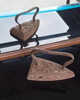 Vecchissimo ferro da stiro da stufa
