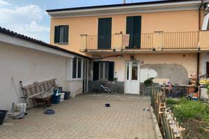 MORTARA VIC.: CASA INDIPENDENTE DI 4 LOCALI,BOX E