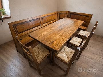 Tavolo in legno rustico con sedie e panche