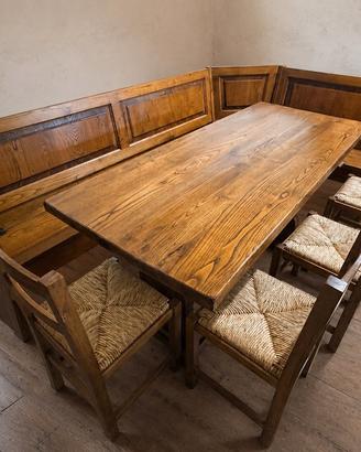 Tavolo in legno rustico con sedie e panche