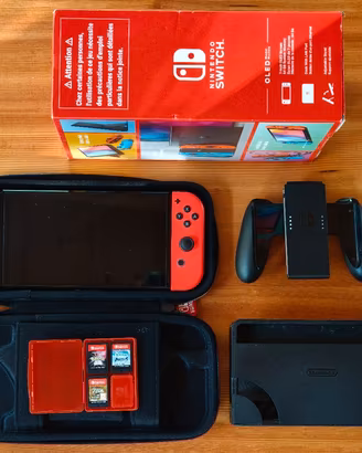 Nintendo Switch (OLED) + 3 giochi + custodia