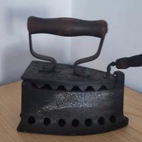 Ferri da stiro d'epoca in metallo 