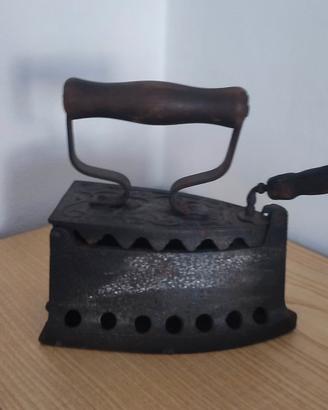 Ferri da stiro d'epoca in metallo 