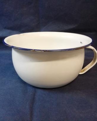 Antico vaso da notte con coperchio