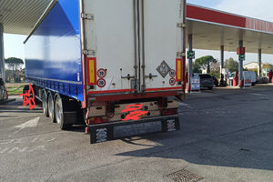 Semirimorchio centinato con buca