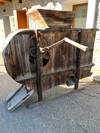 Vecchia trebbiatrice in legno di larice
