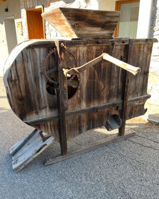 Vecchia trebbiatrice in legno di larice
