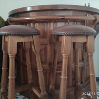 Bancone Bar Bottigliera con sgabelli in legno