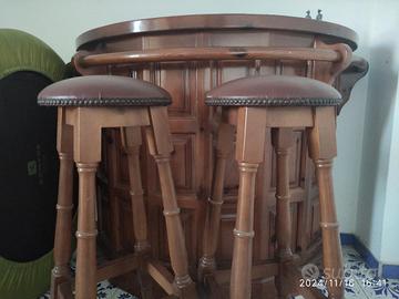 Bancone Bar Bottigliera con sgabelli in legno