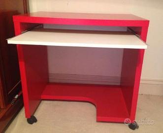 piccola scrivania IKEA porta pc con ruote