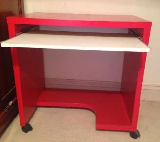 piccola scrivania IKEA porta pc con ruote