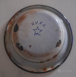 Antico piattino in ferro smaltato