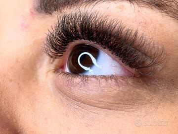 Ciglia e trucco sopracciglia labbra infraccigliare