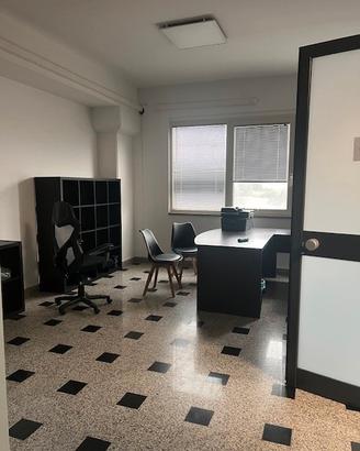 Ufficio open space con posto auto