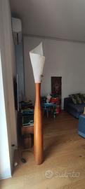 Lampada da pavimento in legno