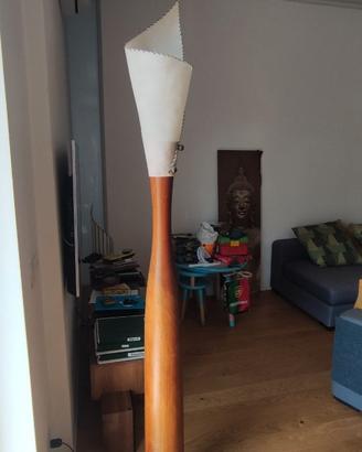 Lampada da pavimento in legno