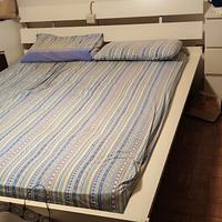 Letto matrimoniale bianco con due comodini