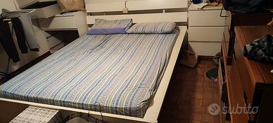 Letto matrimoniale bianco con due comodini