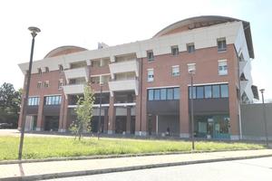 Postazioni coworking e ufficio privato arredato