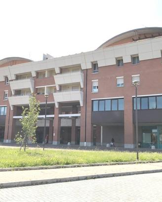 Postazioni coworking e ufficio privato arredato