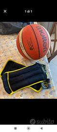 pallone da basket e ginocchiere 