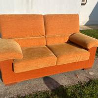 Divani da 2 a 3 posti e pouff disponibili