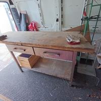 Banco da lavoro con morsa